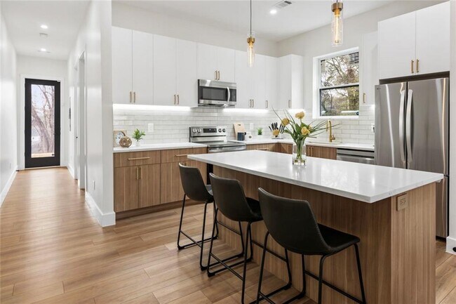 Building Photo - 582 Hope St SW