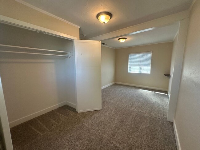 Building Photo - 3 Bedroom 2 Bathroom Home with Yard