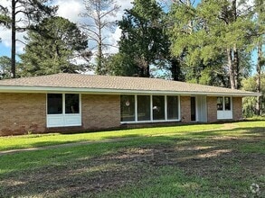 Building Photo - 640 Briarwood Dr