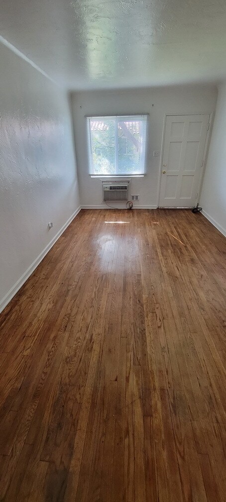 Building Photo - 545 W Hammond Ave