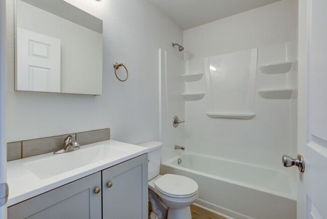 Building Photo - 2 bed 1 bath Fully Renovated Apartment in ...