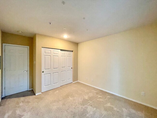 Building Photo - Spacious Top-Floor 3-Bedroom Condo