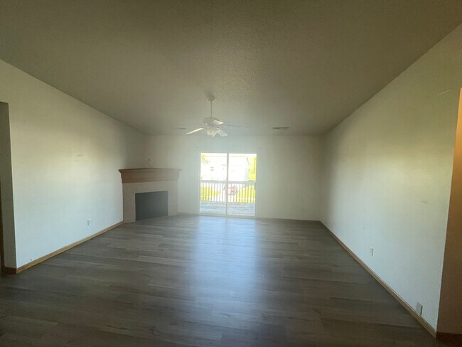 Building Photo - AVAILABLE NOW!!!  2 bedroom, 1 bath condo ...