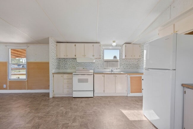 Building Photo - Large manufactured home