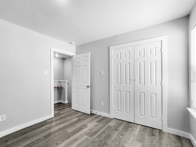 Building Photo - 8217 Crestview Dr