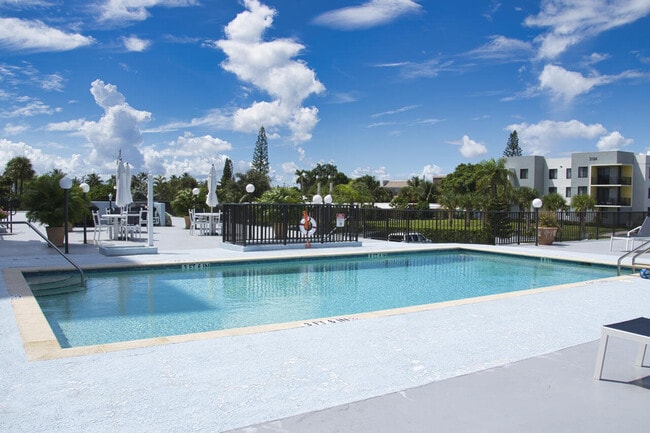 Building Photo - 3040 Lake Shore Dr
