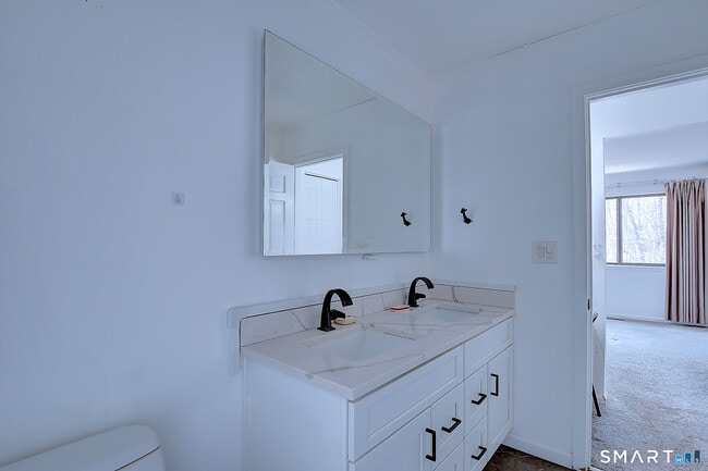 Building Photo - 32 Farmington Chase Crescent