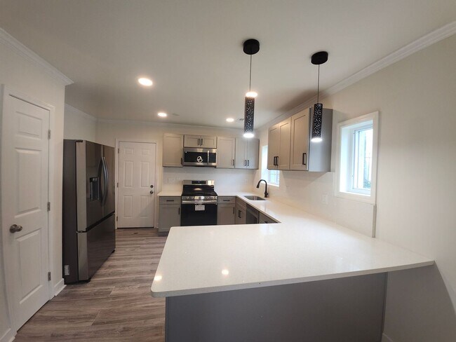 Building Photo - Beautiful 2-Bedroom, 2-Bath Gem in Peoples...