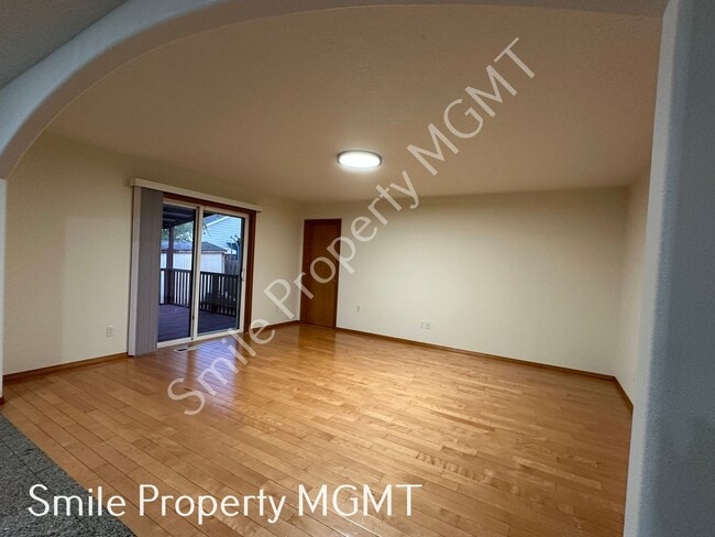 Building Photo - Lovely house with 4 bedrooms, 2 bonus room...