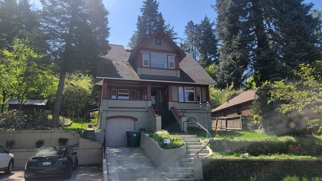Building Photo - Beautiful Classic 4+ Bedroom 3,800 Sq. Ft....