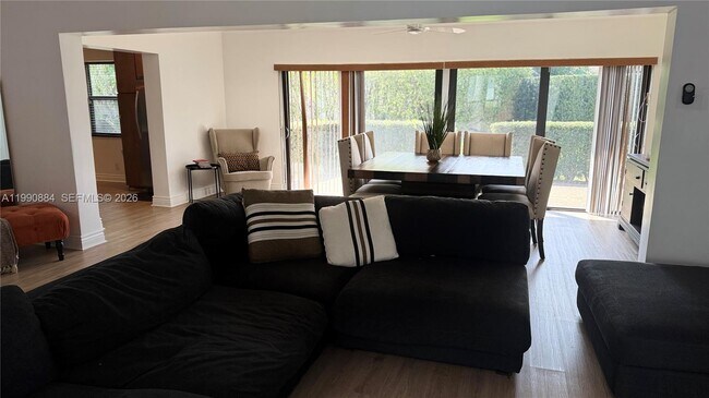 Building Photo - 4905 Bayberry Ln