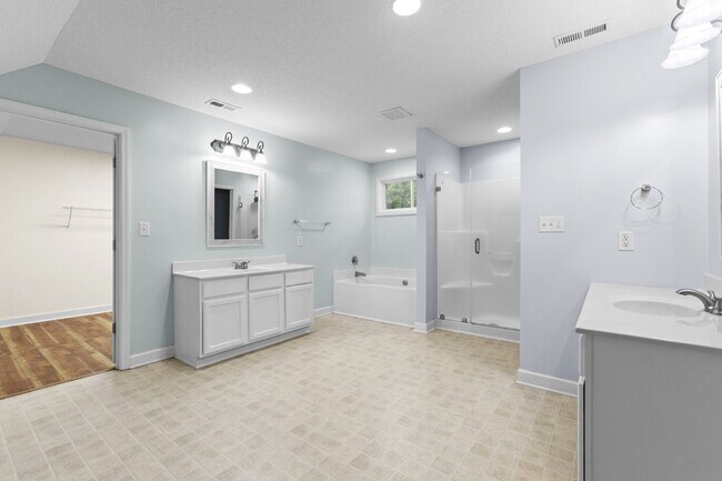 Building Photo - 4 Bedroom 2.5 Bathroom located in Creeks Edge