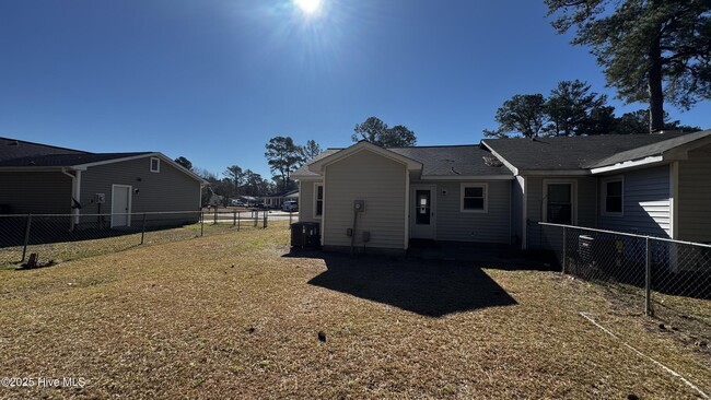 Building Photo - 218 Cedar Crk Dr