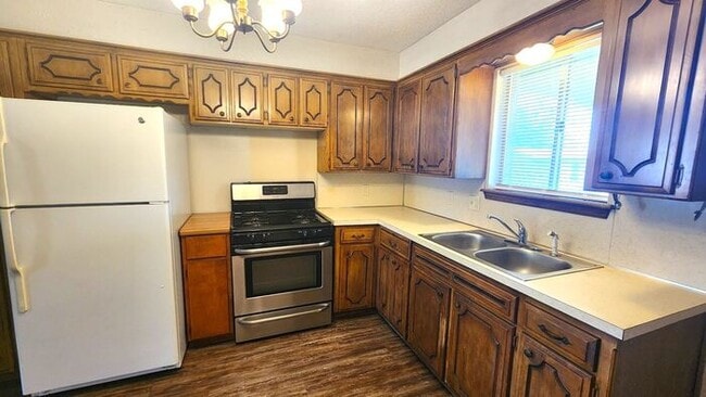 Building Photo - 3 Bed 1 Bath 1 Car Garage in the Leonhardt...