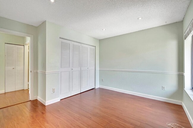 Building Photo - 351 Club Cir