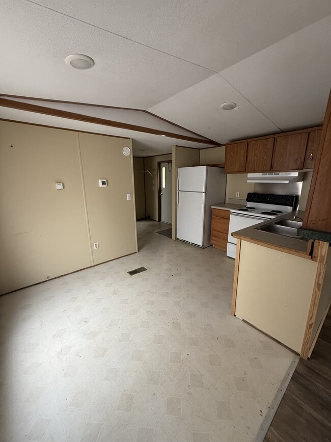 Building Photo - 605 Henrietta St