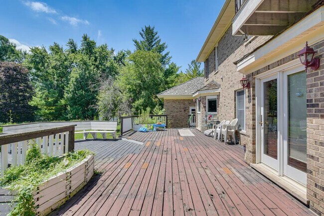 Building Photo - 7 Creekside Ln