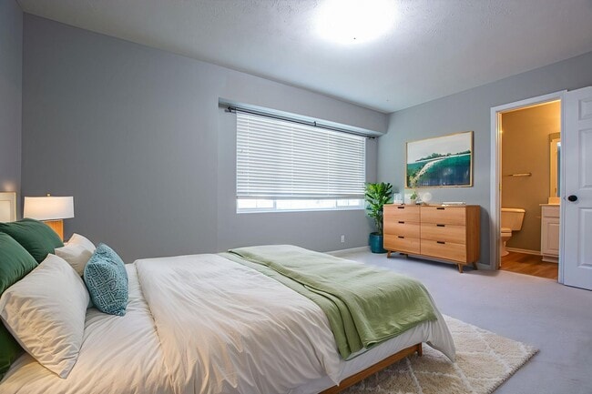 Building Photo - 3 Bedroom / 2 Bath Tri-Level Home Located ...