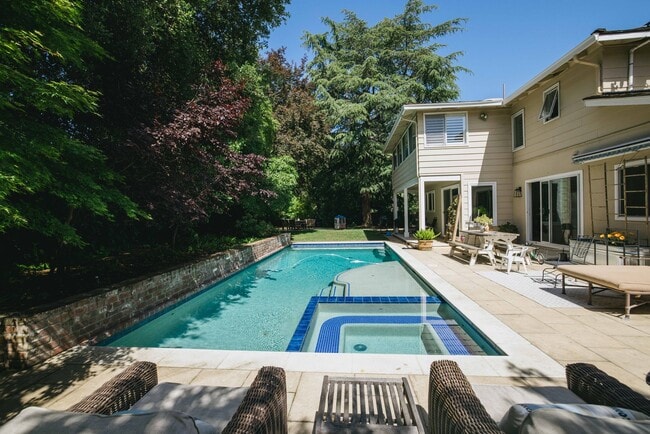 Building Photo - Fabulous spacious home, Great Highlands cul de sac, easy commute, exceptional Cupertino Schools!