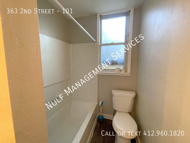 Building Photo - Eligible for Section 8: 3 Bed, 1 Bath Apar...