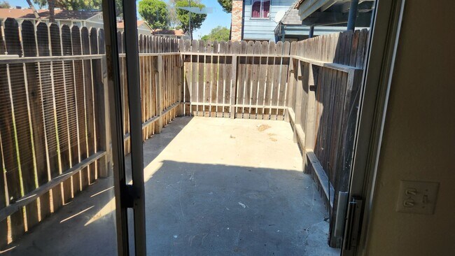 Building Photo - Updated 2 bedroom 2 bathroom condo