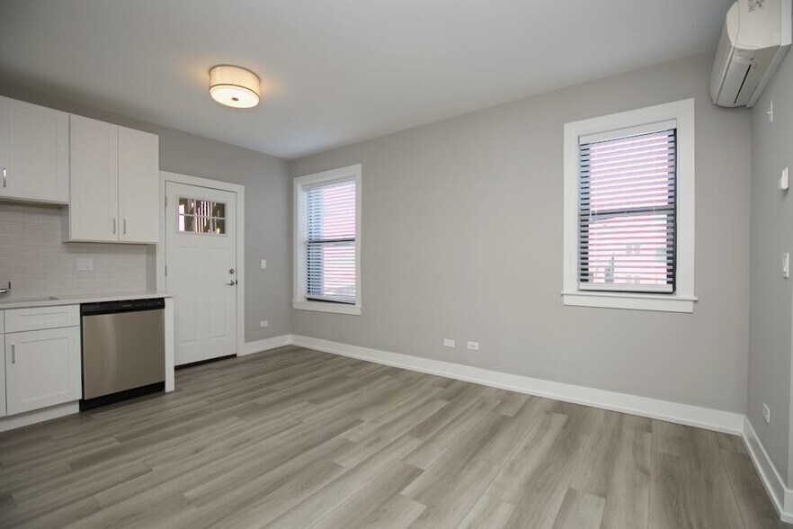 Building Photo - 3930 N Janssen Ave