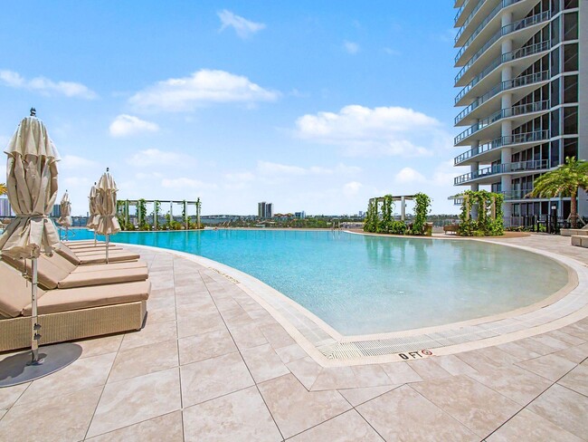 Building Photo - 220 Lake Shore Dr