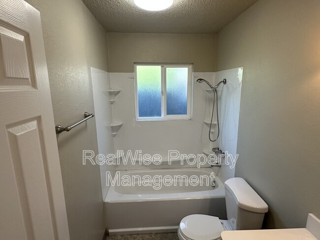 Building Photo - 719 SW Bridge St