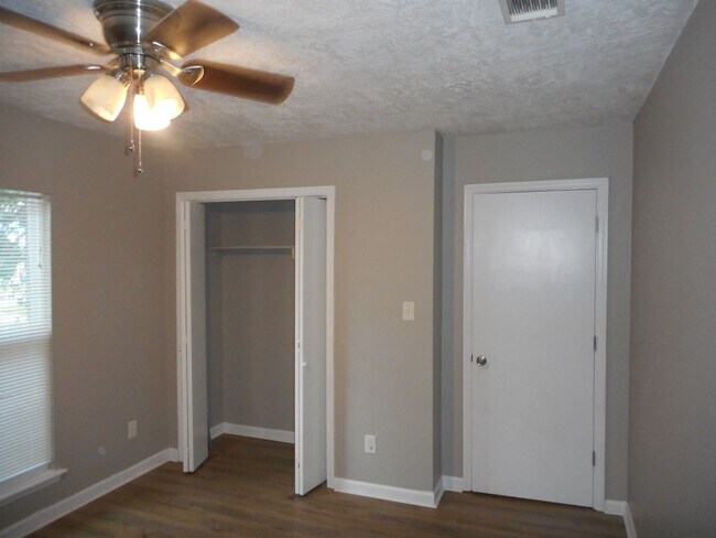 Building Photo - 3 Bedroom 2 Bath W/ Flex Room Pepperidge