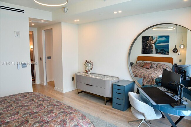 Building Photo - 15701 Collins Ave