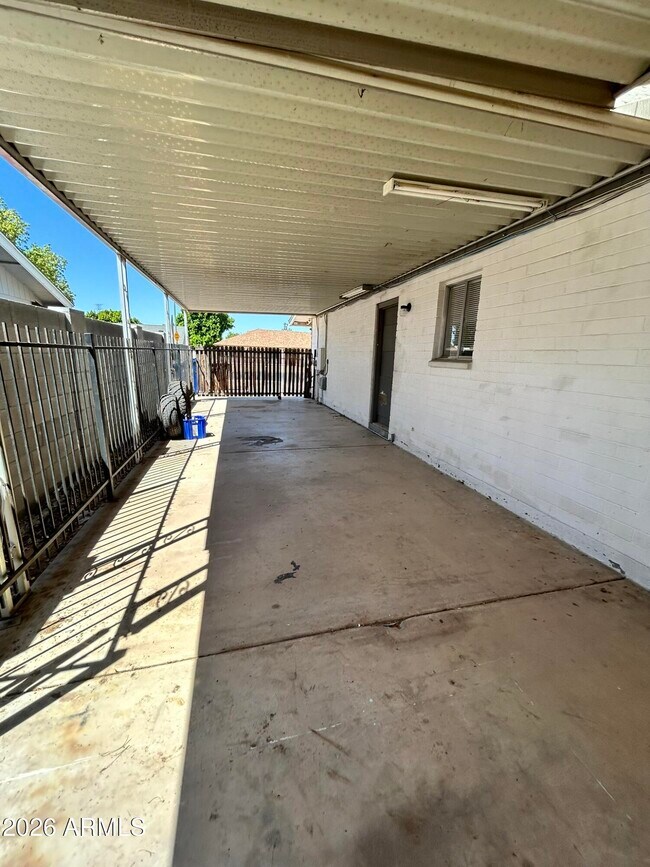 Building Photo - 711 N Oracle Cir