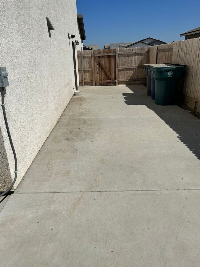 Building Photo - Spacious 5 Bedroom 4 Bathroom in Tulare!!