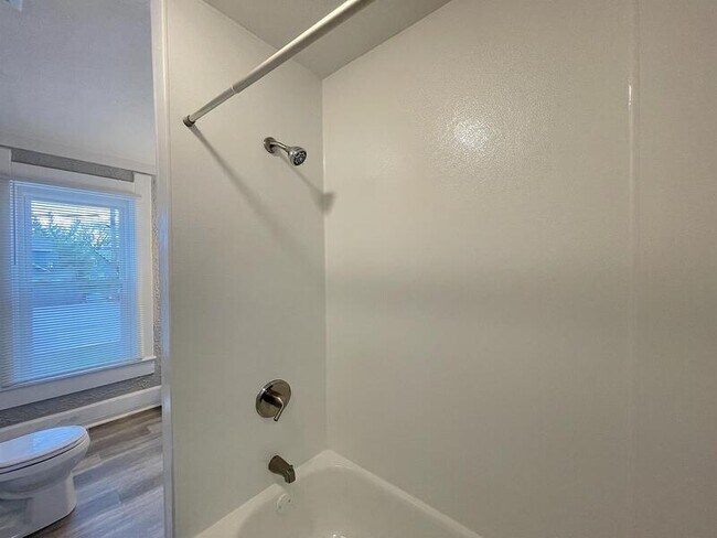 Building Photo - 18 Iowa St