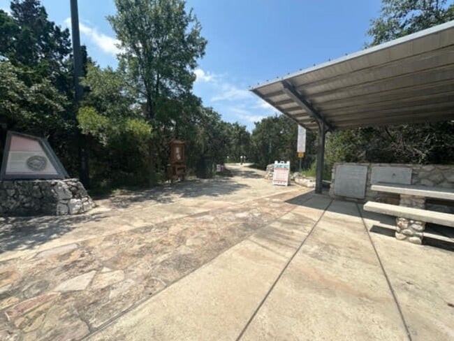 Building Photo - Beautiful home in gated community!!