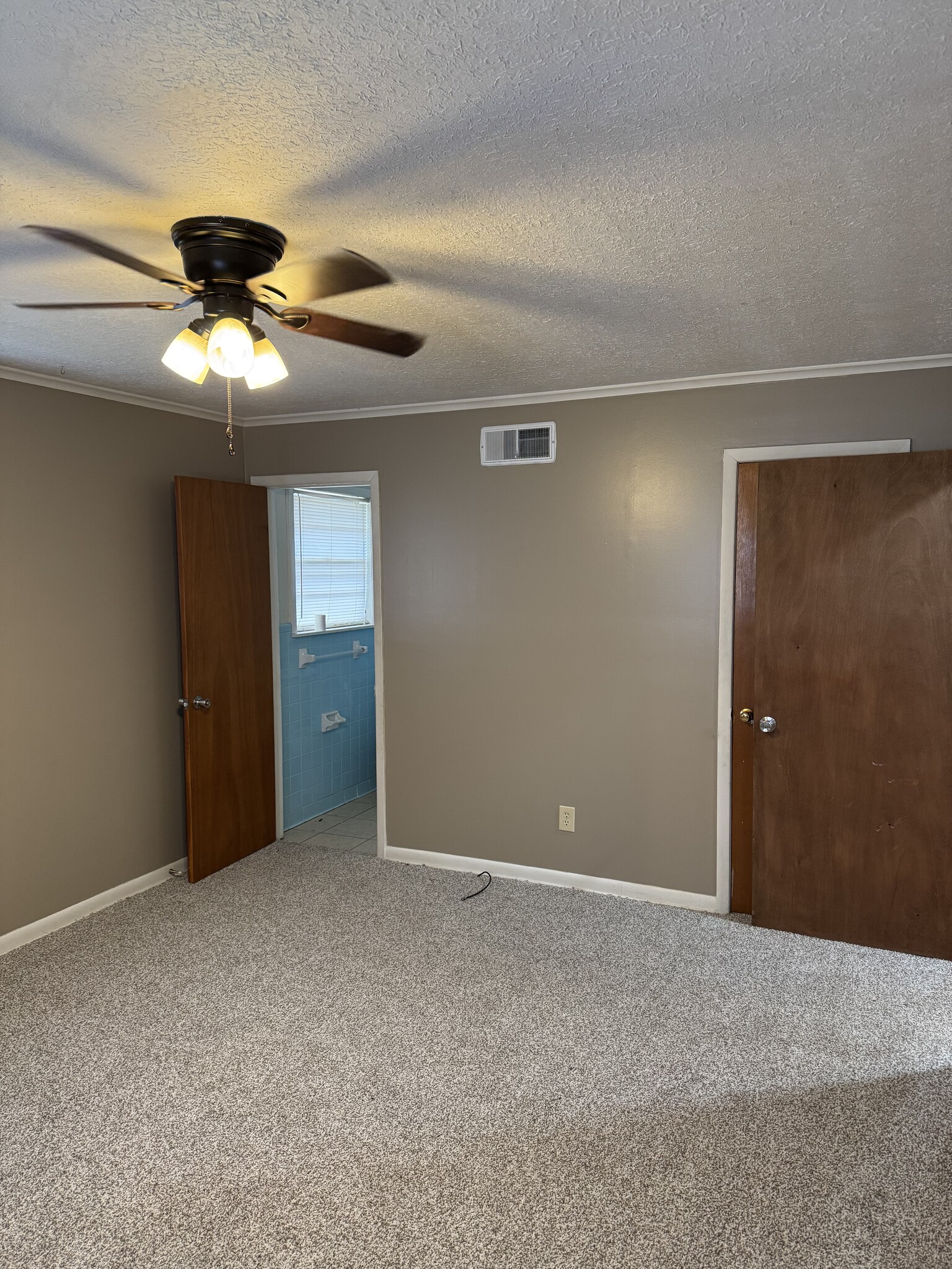 Master bedroom. Double closets. - 915 Taylor St