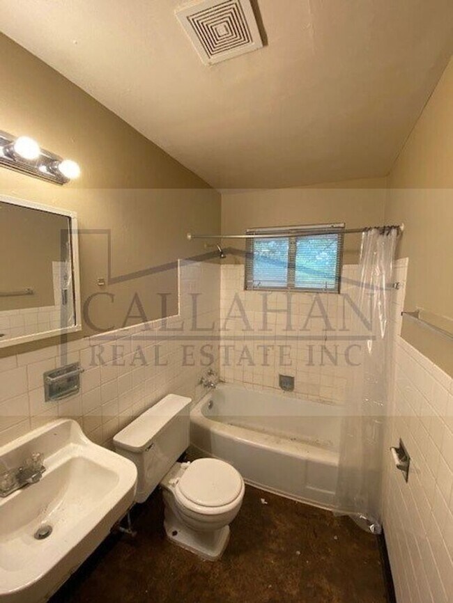 Building Photo - Close to UALR 3 bed 2 bath