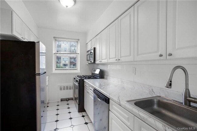 Building Photo - 730 Pelham Rd