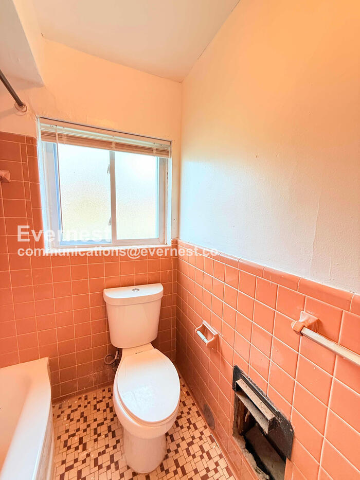 Building Photo - 15601 Schoolcraft Rd