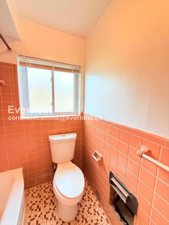 Building Photo - 15601 Schoolcraft Rd