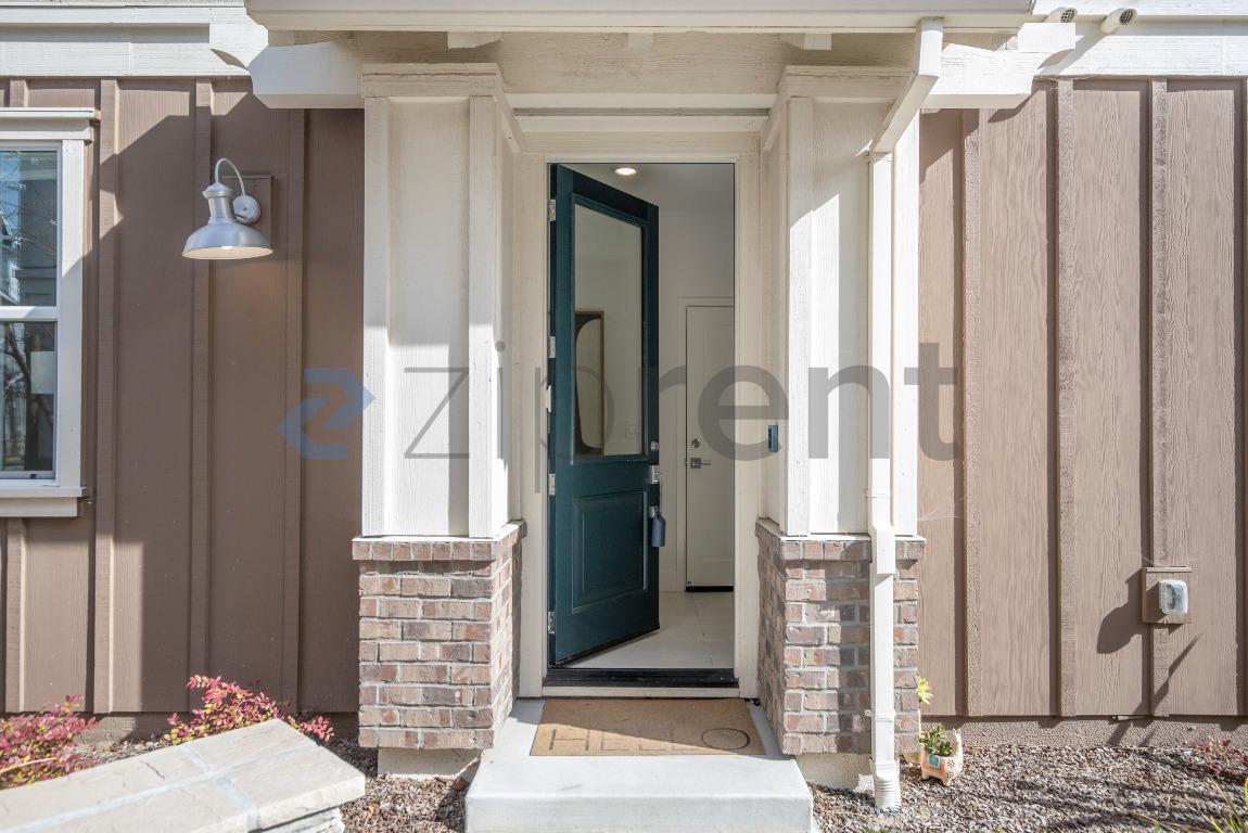 Building Photo - 37380 Watersail Way