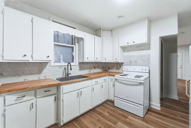 Building Photo - Freshly Updated 3-Bed Home with Back Parking