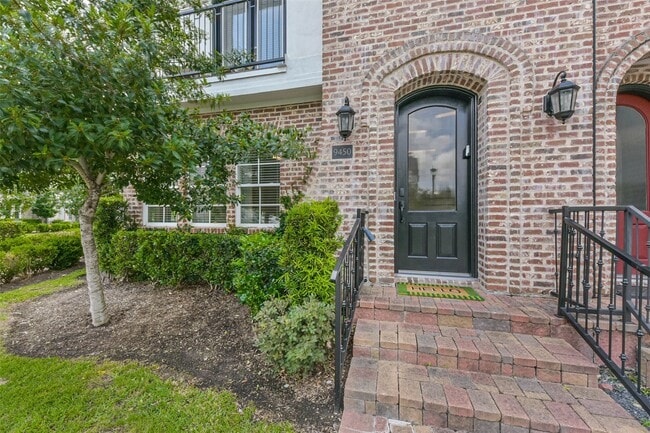 Building Photo - 9450 London Bridge Station