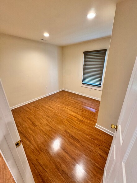 Building Photo - 2412 Waverly St