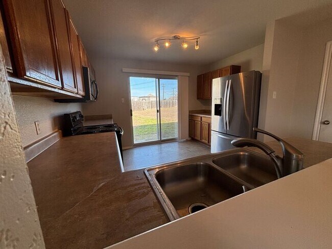 Building Photo - Spacious & Bright 4-Bedroom Home with Mode...