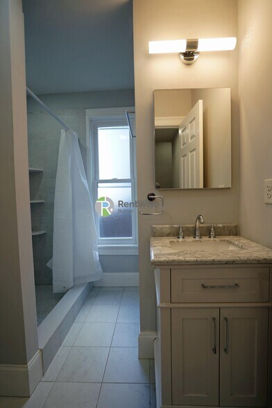 Building Photo - 374 Oxford St