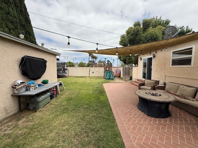 Building Photo - SPACIOUS 3 BEDROOM / 1.5 BATH HOME IN LOS ...