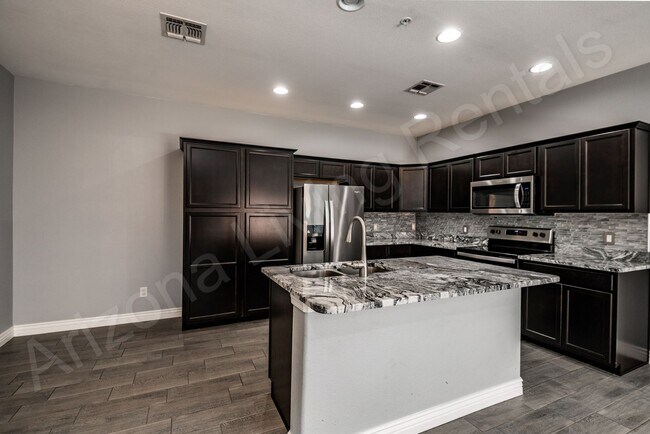 Building Photo - DON'T MISS THIS THREE BEDROOM TOWNHOUSE IN A PRIME LOCATION