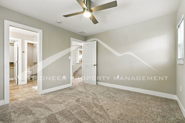 Building Photo - Spacious Home with Washer/Dryer and Centra...