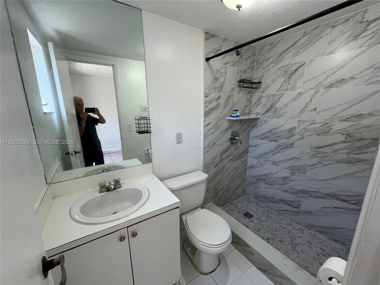 Building Photo - 8650 SW 109th Ave