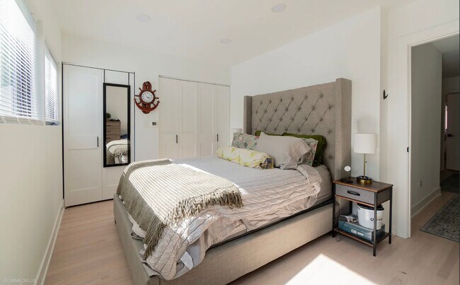 Building Photo - 924 W Wrightwood Ave